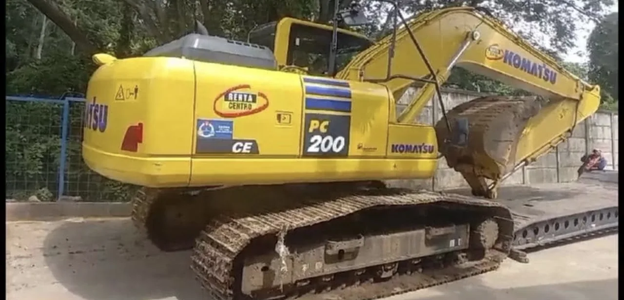 Komatsu PC200 excavator ready to work